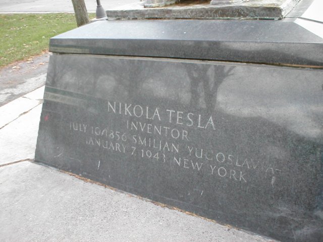 teslastatue3.jpg
